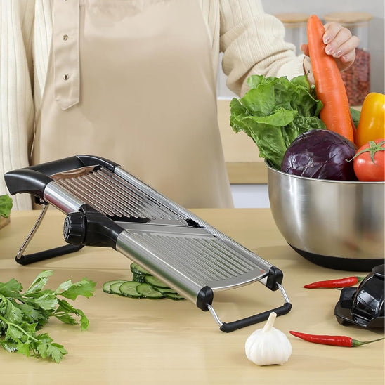 mandoline-cuisine-sur-table-avec-legume-autour