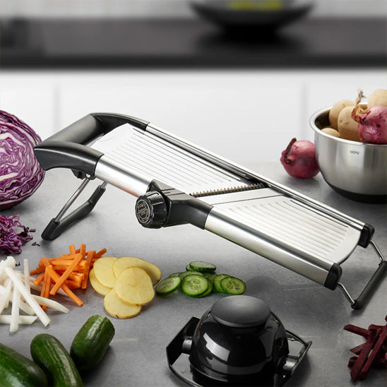mandoline-cuisine-sur-table-avec-resultat-de-legume-decouper