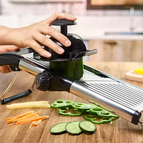 mandoline-cuisine-sur-table-decoupe-de-poivron-et-cocombre