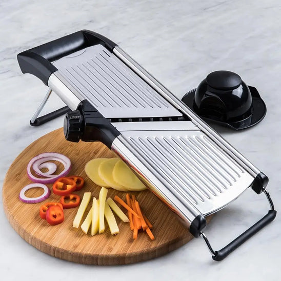 mandoline-cuisine-sur-une-table