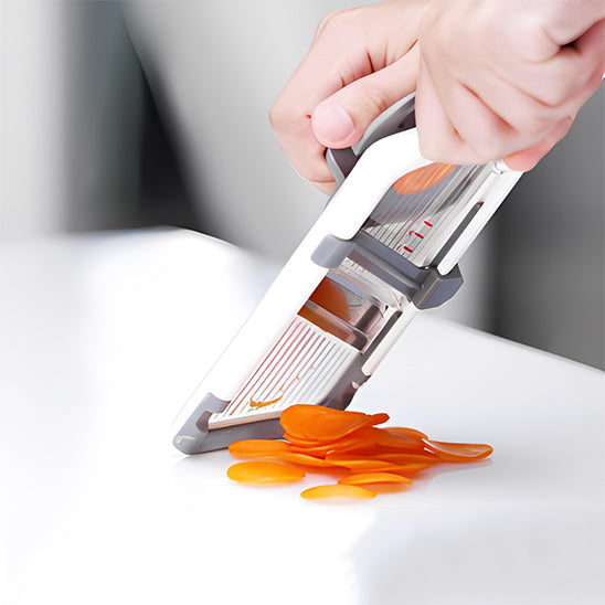 mandoline-de-cuisine-personne-qui-tranche-une-carotte