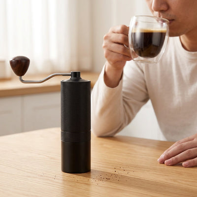 moulin-a-cafe-personne-qui-boit-un-cafe-de-son-propre-cafe-moulu