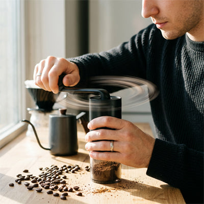 moulin-a-cafe-personne-qui-moud-des-grains-de-cafe