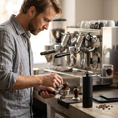 moulin-a-cafe-personne-qui-prepare-un-expresso-de-son-cafe-moulu