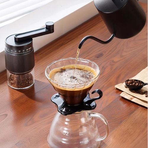 moulin-a-cafe-personne-qui-se-prepare-un-cafe-filtre