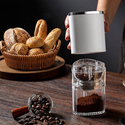 moulin-a-cafe-personne-qui-va-retirer-le-cafe-moulu