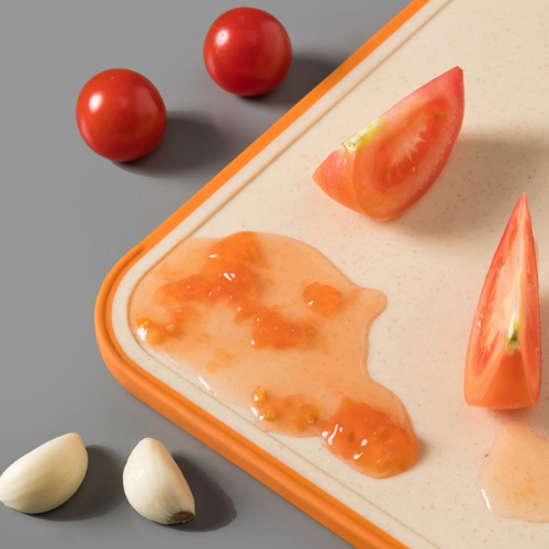 planche-a-decoupe-avec-une-tomate-couper-dessus