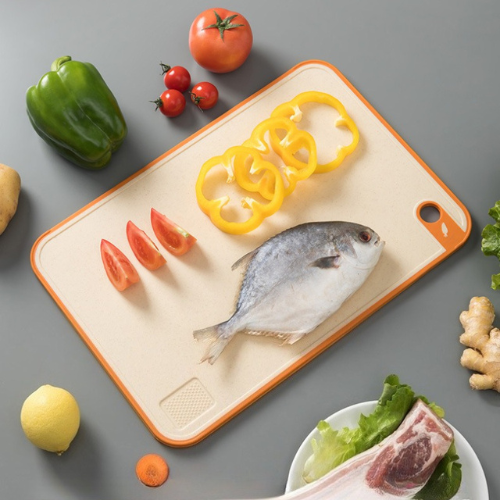 planche-a-decouper-avec-poisson-et-legume-dessus