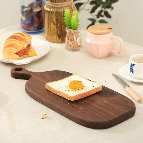 planche-a-decouper-avec-toast-dessus
