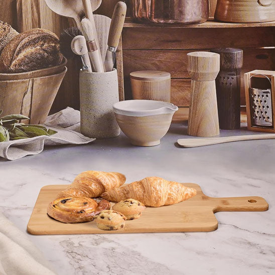 planche-a-decouper-bois-avec-croissant-dessus