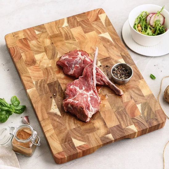 planche-a-decouper-bois-avec-steak-assaisonner