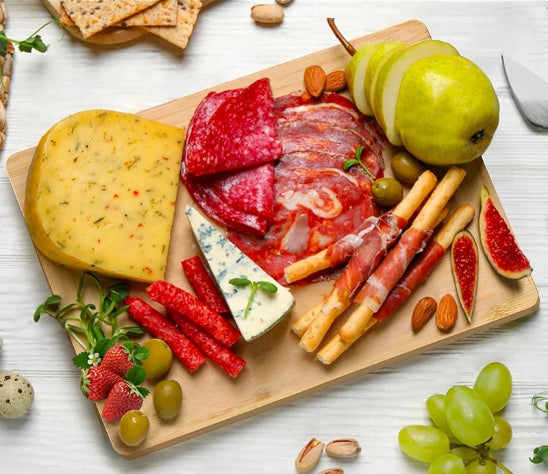 planche-a-decouper-bois-en-plateau-de-charcuterie-et-fromage