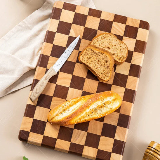 planche-a-decouper-bois-pain-couer-sur-la-planche