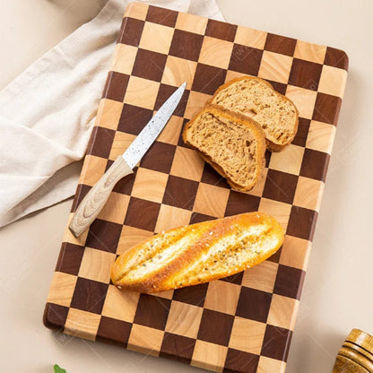 planche-a-decouper-bois-pain-couer-sur-la-planche