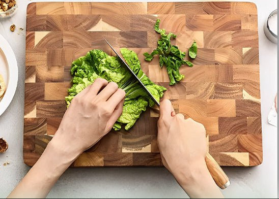 planche-a-decouper-bois-personne-qui-coupe-de-la-laitue