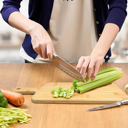 planche-a-decouper-bois-personne-qui-coupe-du-celeri