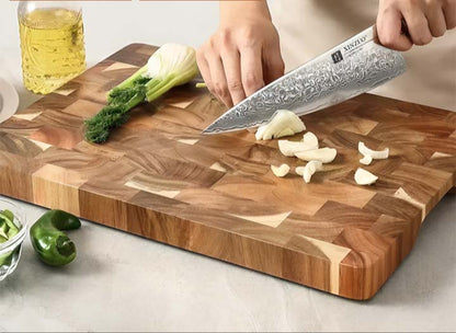 planche-a-decouper-bois-personne-qui-decoupe-un-oignon