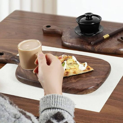 planche-a-decouper-bois-pour-assiette-repas-sur-table