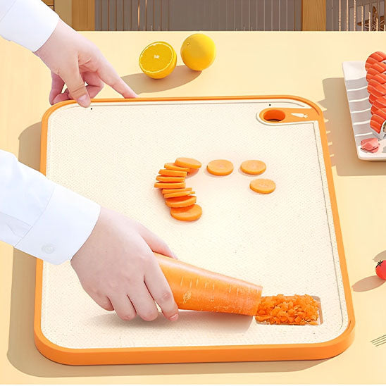 planche-a-decouper-coupe-carotte-sur-table