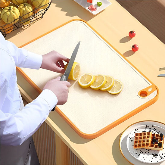 planche-a-decouper-coupe-citron-sur-table