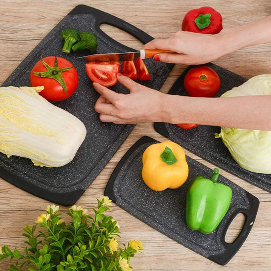 planche-a-decouper-coupe-legume-sur-comptoir