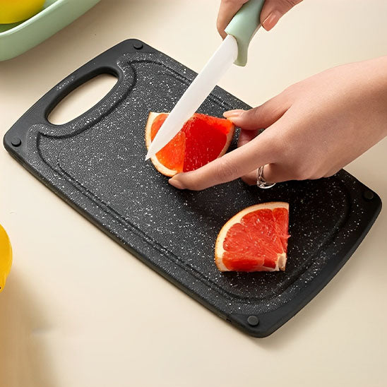 planche-a-decouper-coupe-pamplemousse-sur-comptoir