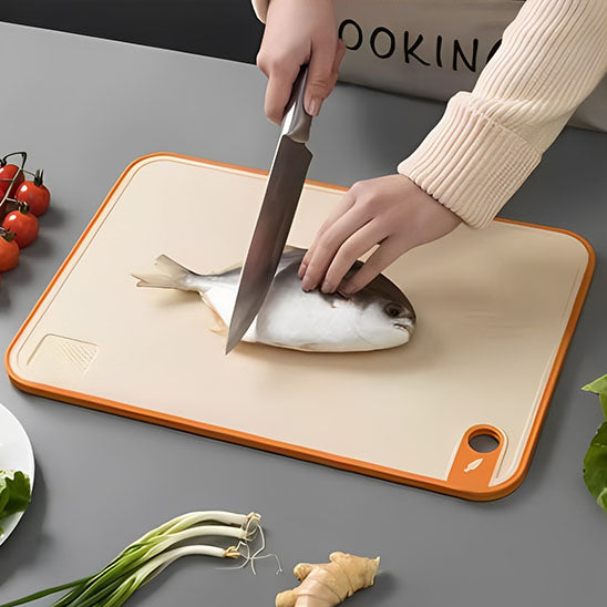 planche-a-decouper-coupe-poisson-sur-table
