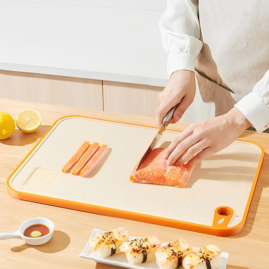 planche-a-decouper-coupe-saumon-sur-table