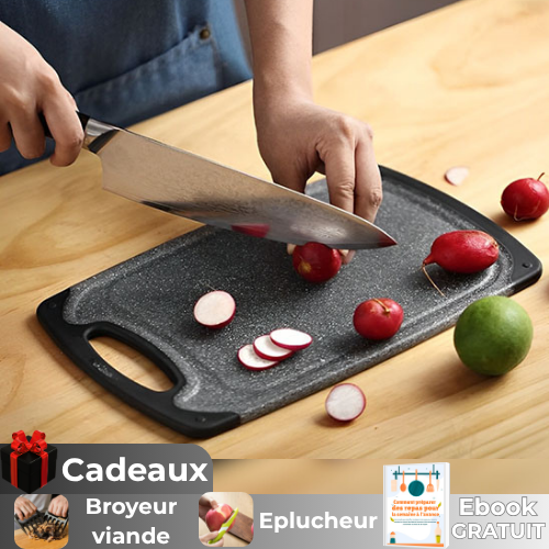 planche-a-decouper-coupe-tomate-sur-comptoir