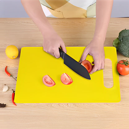planche-a-decouper-jaune-avec-personne-qui-coupe-une-tomate-sur-un-comptoir