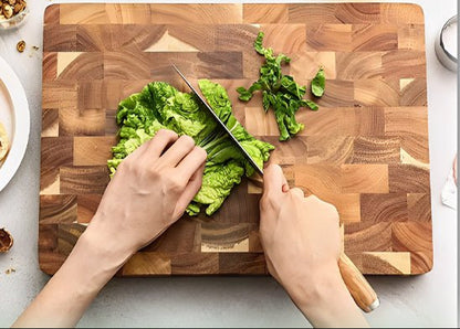 planche-a-decouper-personne-qui-coupe-de-la-laitue