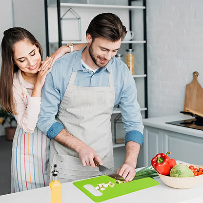 planche-a-decouper-personne-qui-coupe-des-legumes
