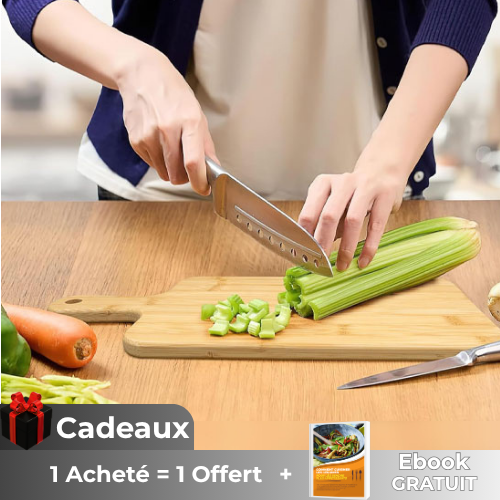 planche-a-decouper-personne-qui-coupe-du-celeri