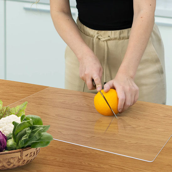 planche-a-decouper-personne-qui-coupe-un-citron-sur-un-comptoir