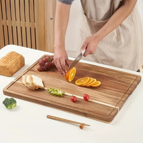 planche-a-decouper-personne-qui-coupe-un-orange