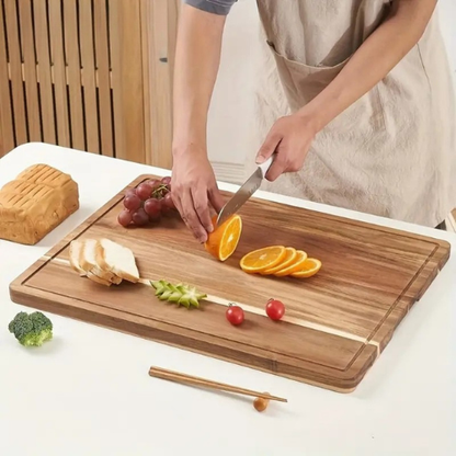 planche-a-decouper-personne-qui-coupe-un-orange