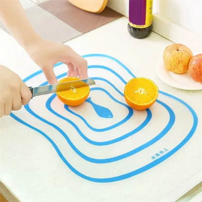 planche-a-decouper-personne-qui-coupe-un-orange