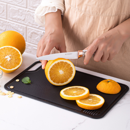 planche-a-decouper-personne-qui-coupe-un-orange