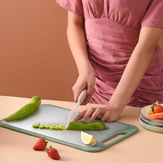 planche-a-decouper-personne-qui-coupe-un-poivron-sur-un-comptoir