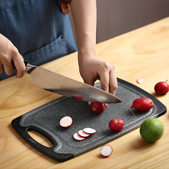 planche-a-decouper-personne-qui-coupe-un-radis-sur-comptoir