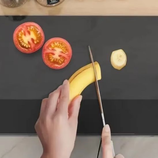 planche-a-decouper-personne-qui-coupe-une-banane