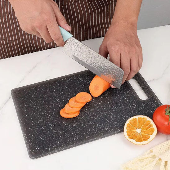 planche-a-decouper-personne-qui-coupe-une-carotte-sur-un-comptoir