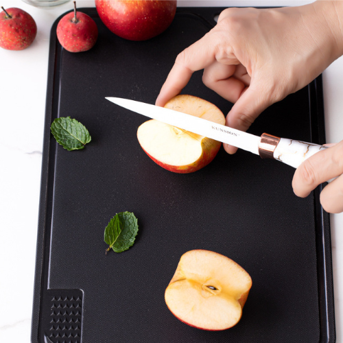 planche-a-decouper-personne-qui-coupe-une-pomme