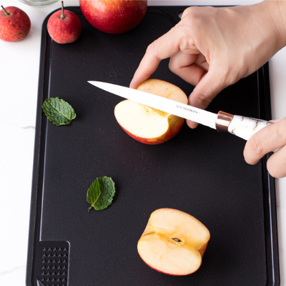 planche-a-decouper-personne-qui-coupe-une-pomme
