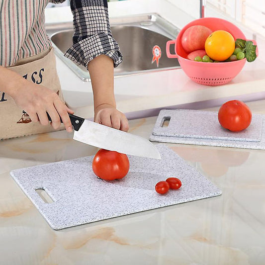 planche-a-decouper-personne-qui-coupe-une-tomate-sur-un-comptoir