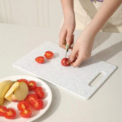 planche-a-decouper-personne-qui-coupe-une-tomate