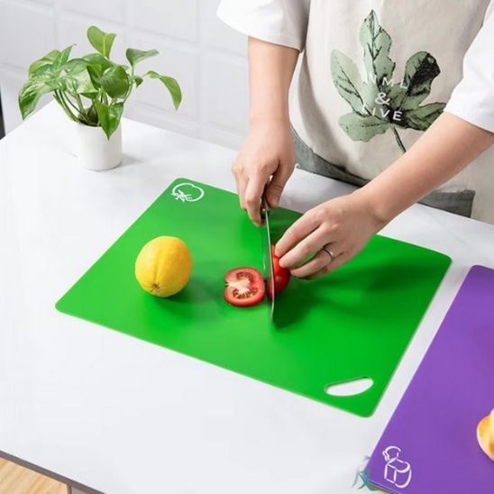 planche-a-decouper-personne-qui-coupe-une-tomate