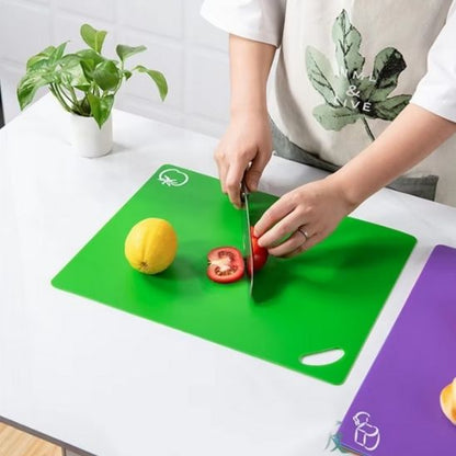 planche-a-decouper-personne-qui-coupe-une-tomate