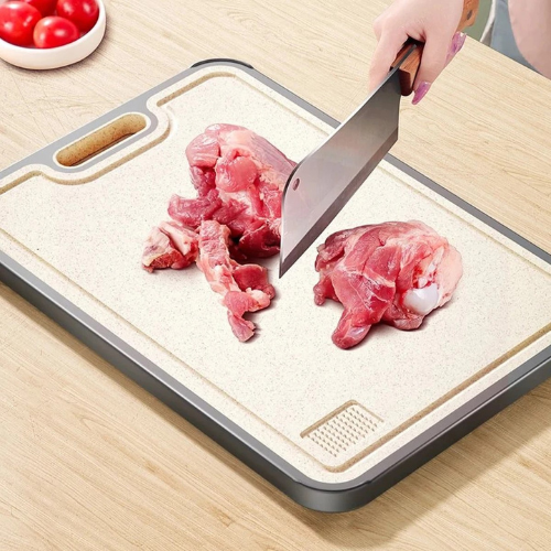 planche-a-decouper-personne-qui-decoupe-du-boeuf