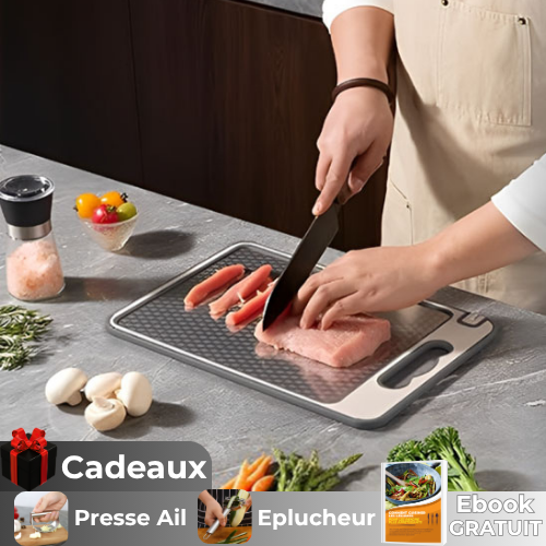 planche-a-decouper-personne-qui-decoupe-du-porc-avec-des-legumes-autour